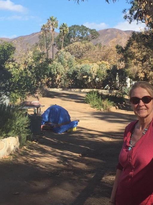 Die Schriftstellerin Cornelia Funke vor ihrem Anwesen in Kalifornien