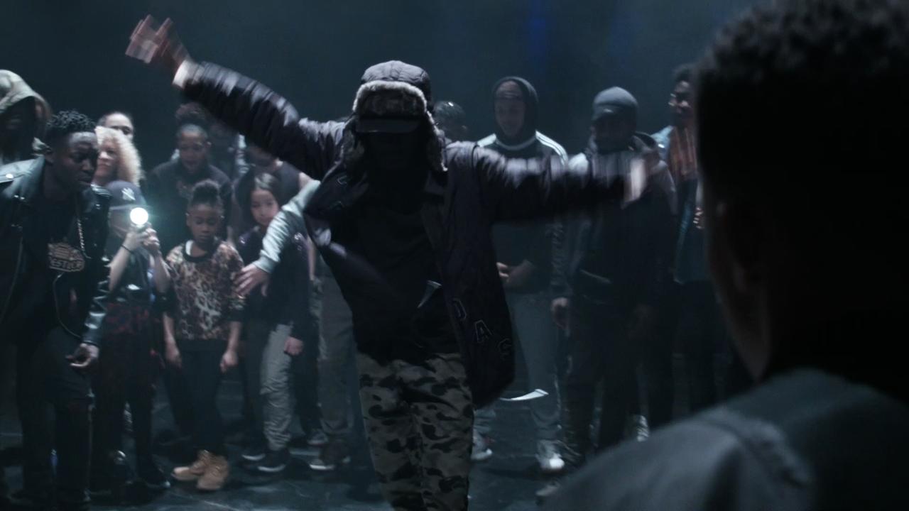 Hip-Hoper aus den Banlieues tanzen in einem Video von Clément Cogitore.