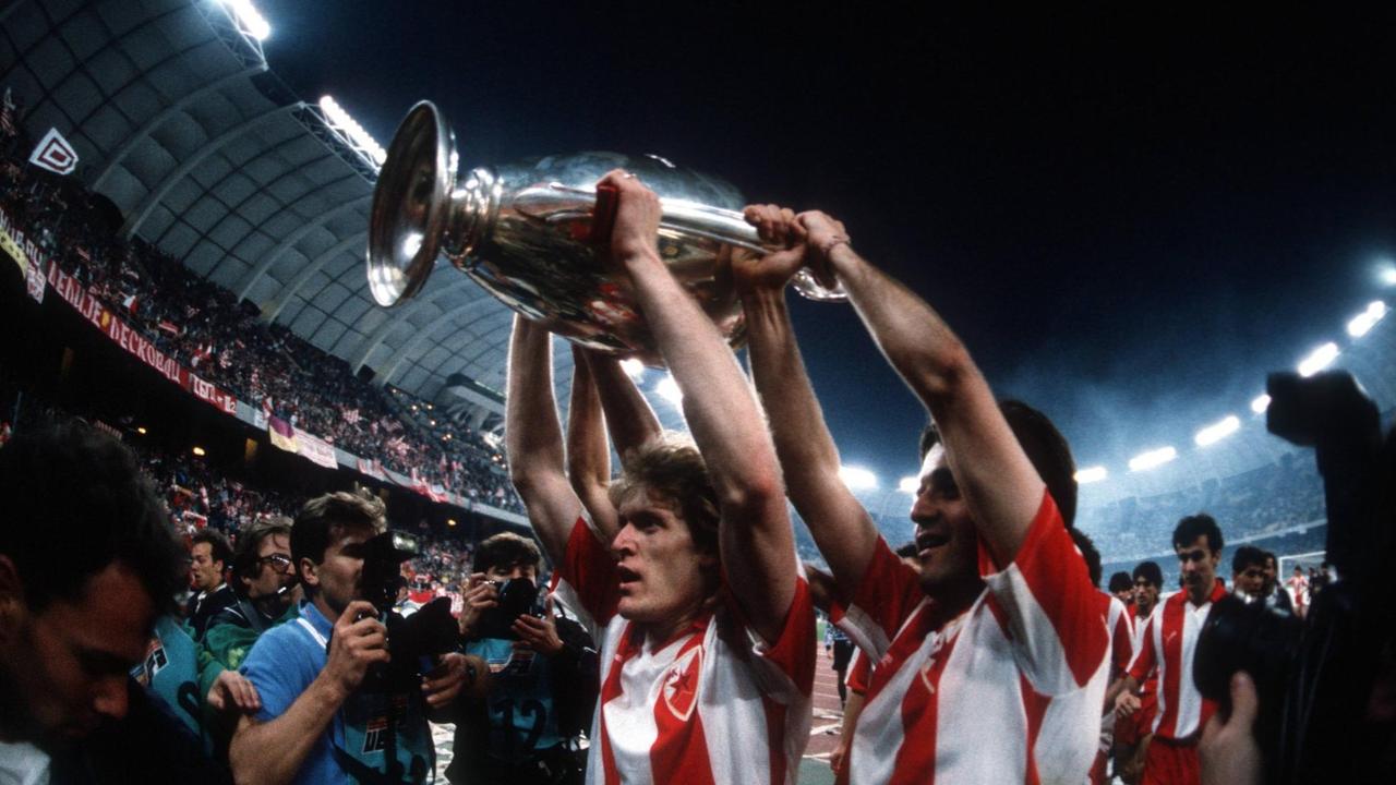Nach dem Finale des Europapokals der Landesmeister 1990/1991in Bari präsentiert Robert Prosinecki von Roter Stern Belgrad die Trophäe.