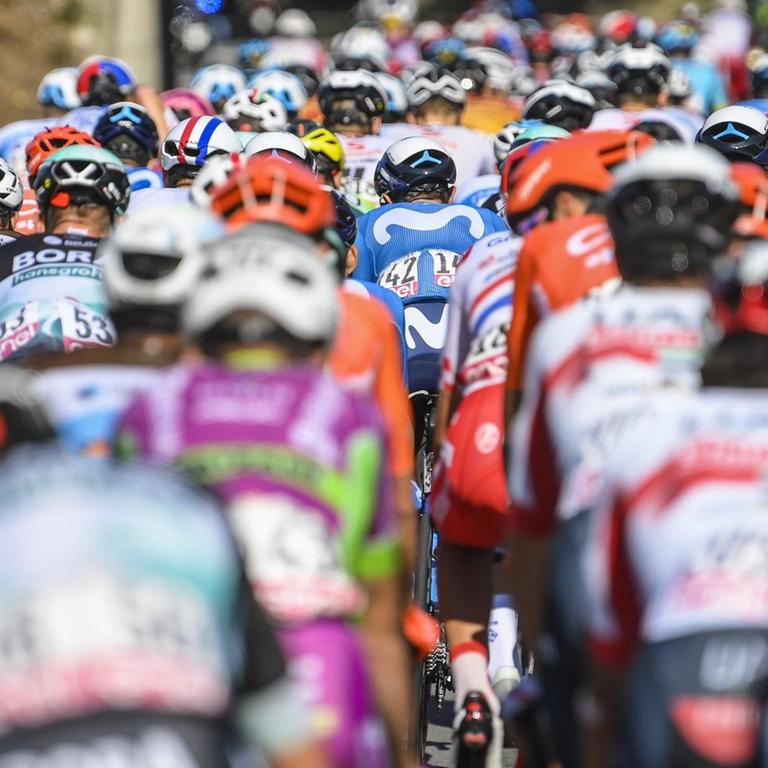 Giro d'Italia am 14. Oktober 2020, 11. Etappe von Porto Sant Elpidio nach Rimini. Im Bild: Fahrer während des Rennens. 