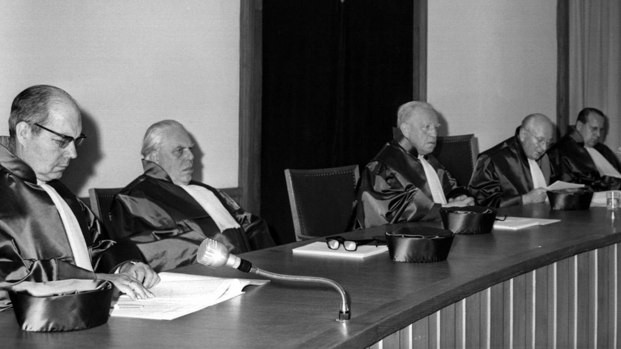 Der Zweite Senat während der Urteilsverkündung am 19. Juli 1966 (l-r): Julius Federer, Gregor Geller, Anton Henneker, Wilhelm Wagner und Hans Kutscher.