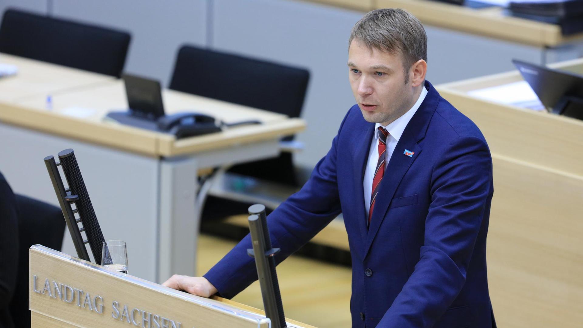 Andre Poggenburg, Fraktionsvorsitzender der Alternative für Deutschland (AfD), spricht am 16.12.2016 im Plenarsaal vom Landtag Sachsen-Anhalt in Magdeburg.