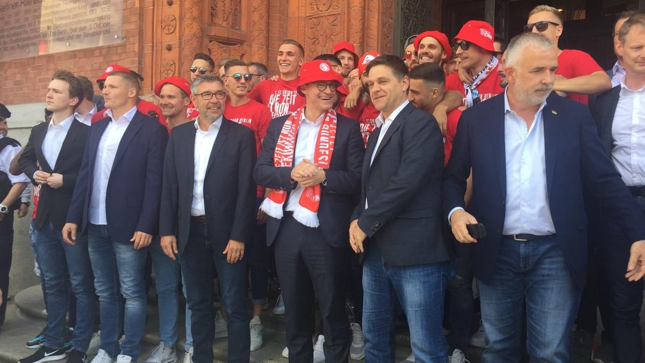 Berlins Bürgermeister Michael Müller empfängt die Mannschaft des 1. FC Union