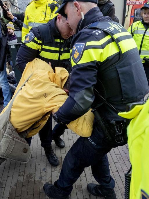 07.10.2019: Aktivisten der Extinction Rebellion werden bei einer Blockade auf der Stadhouderskade vor dem Rijksmuseum in Amsterdam von der Polizei festgenommen.