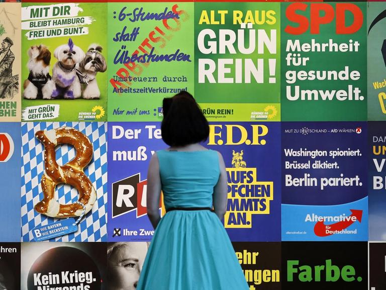 Impressionen von Wahlplakaten und Parteigeschenken beim Pressegespräch zur neuen Ausstellung 'Wähl mich! Parteien plakatieren' im Haus der Geschichte in Bonn.