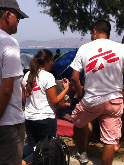 Mitarbeiter von Ärzte ohne Grenzen helfen in Griechenland ankommenden Flüchtlingen.