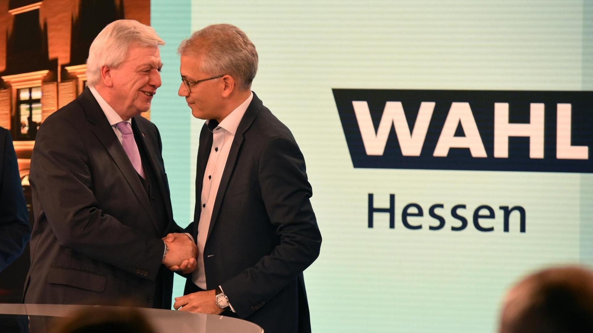 Hessens Ministerpräsident Volker Bouffier (CDU) und der Grünen-Spitzenkandidat Tarek Al-Wazir nach der Landtagswahl in Hessen 2018.