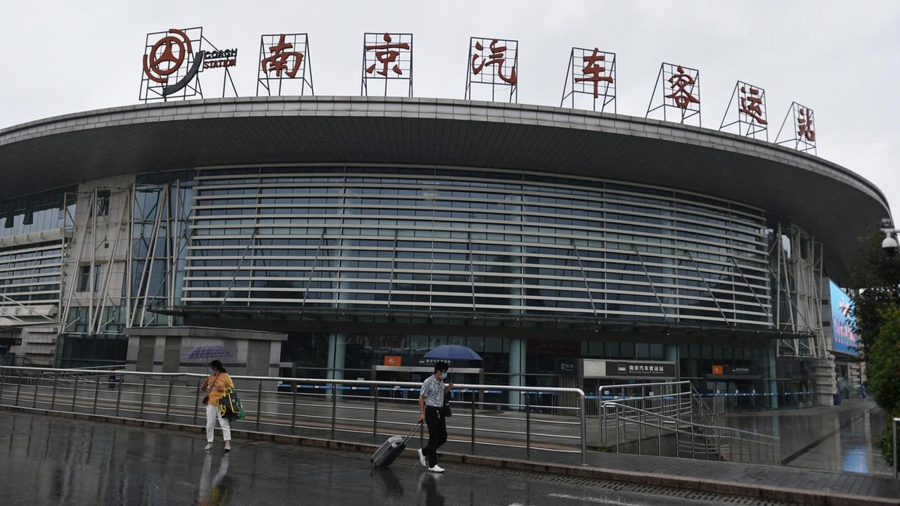 Der verwaiste Busbahnhof von Nanjing: Ein rundes Gebäude mit chinesischen Schriftzeichen auf dem Dach. 