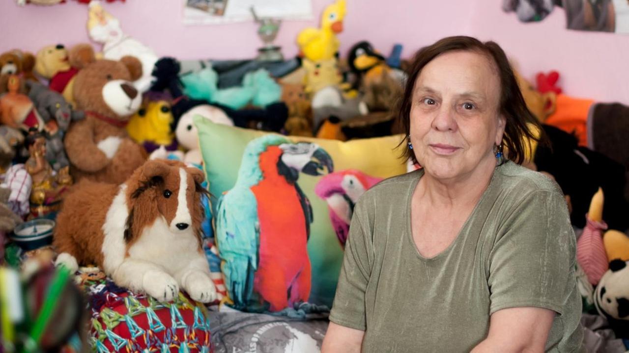 Hildegard Wittur sitzt auf ihrem Sofa voller Stofftiere Hildegard Wittur sitzt auf ihrem Sofa voller Stofftiere