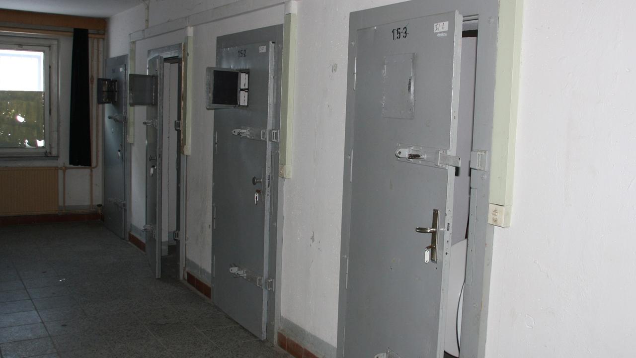 Gefängnisflur mit grauen Zellentüren