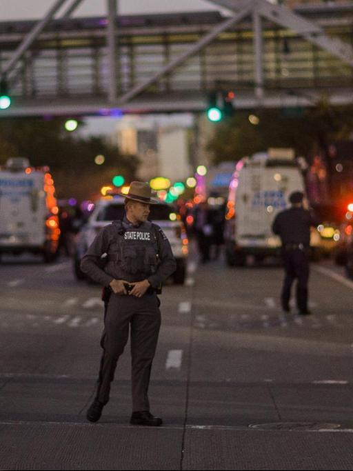 Terrorakt in Manhattan, New York: Polizisten bewachen am 31.10.2017 in New York (USA) den Tatort in der Nähe des One World Trade Centers, wo ein Mann mit einem Wagen über einen Fußgänger- und Fahrradweg gerast war und acht Menschen getötet hat.