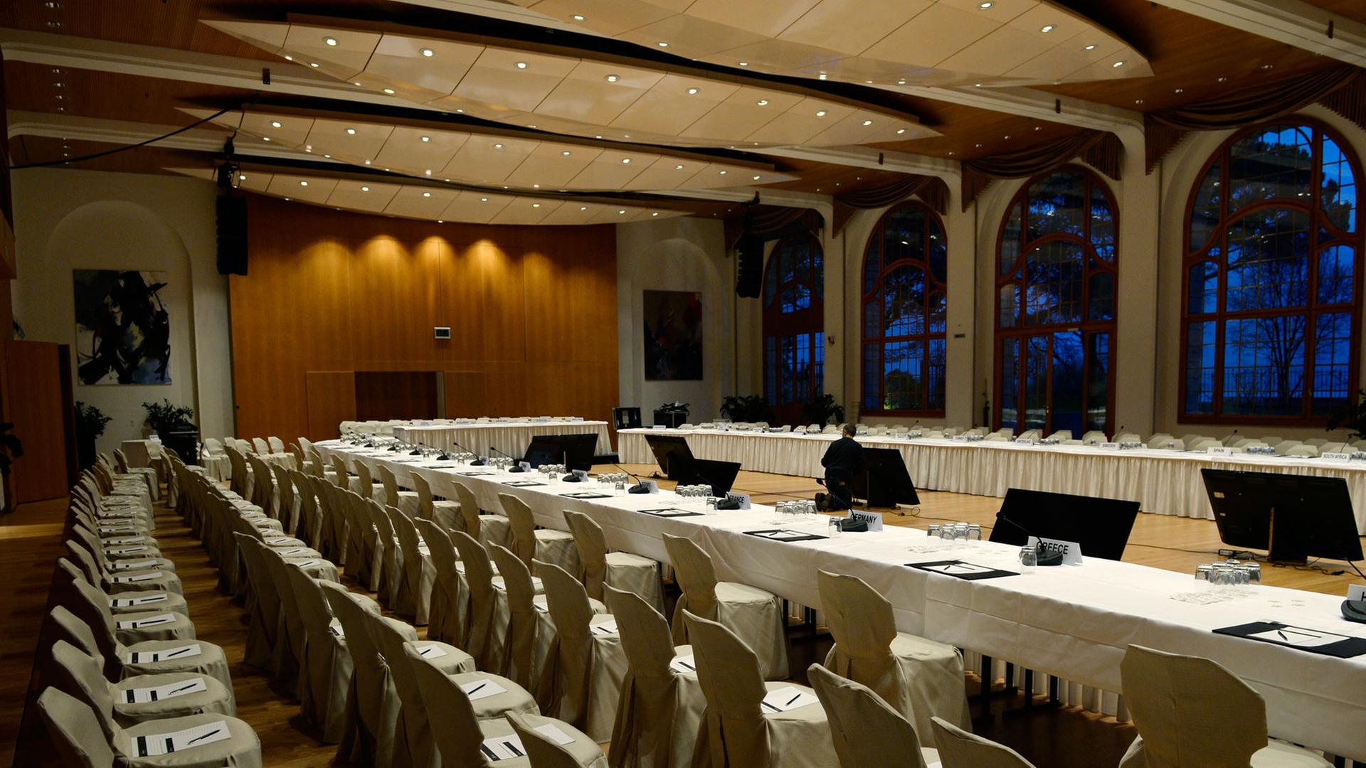 Stühle für die Teilnehmer im Konferenzcenter "Le Petit Palais" im schweizerischen Montreux, in dem die Friedenskonferenz stattfindet.