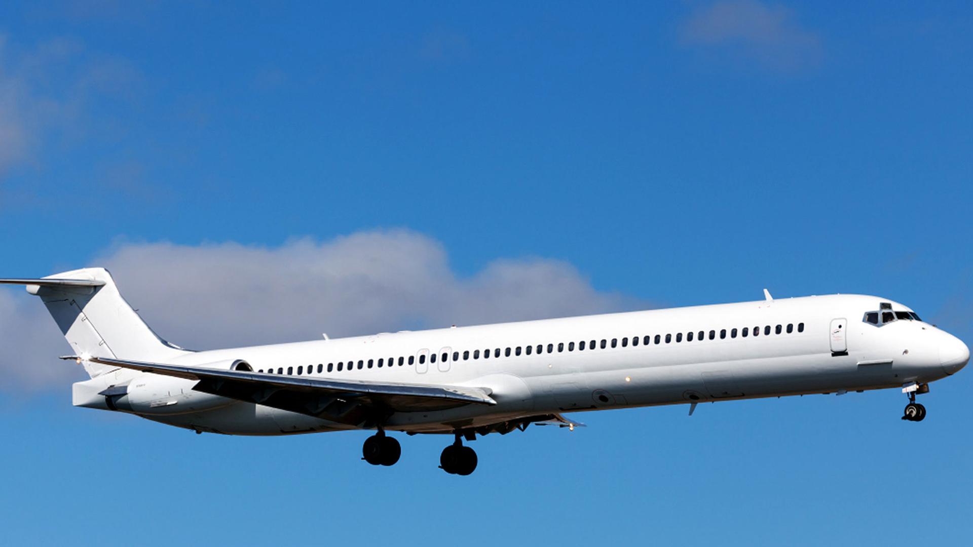 Ein Foto vom 07.06.2014 zeigt das über Mali abgestürzte Flugzeug am Arrecife-Lanzarote-Flughafen, eine Swiftair McDonnell Douglas MD-83.