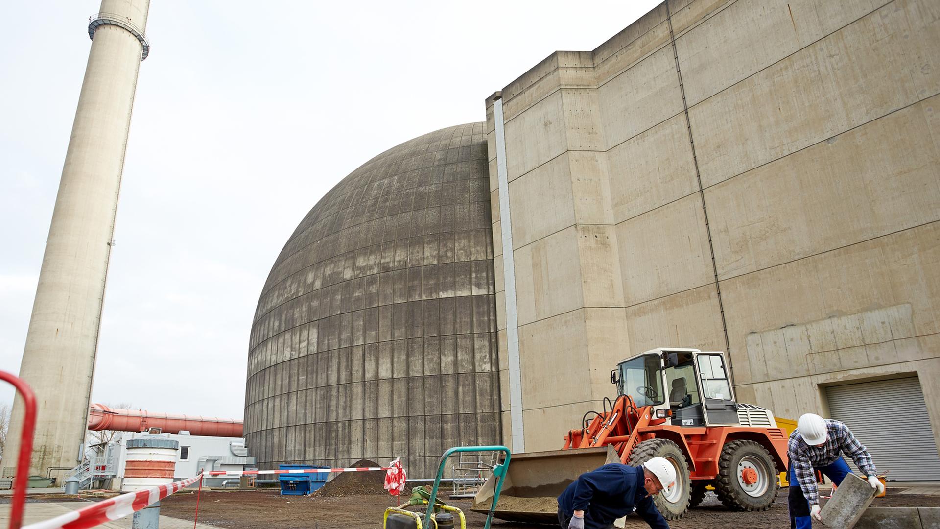 Arbeiter bauen am 14.01.2014 auf dem Gelände des Kernkraftwerks in Mülheim-Kürlich (Rheinland-Pfalz) Wege für den weiteren Rückbau um.