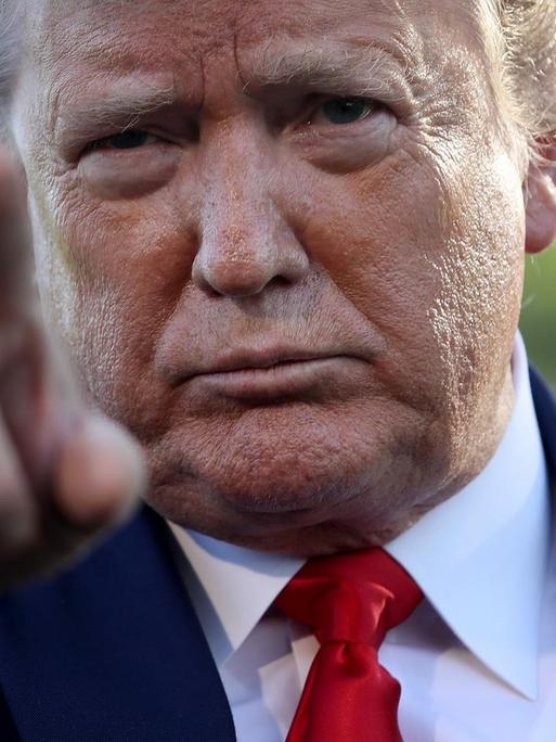 Nahaufnahme von Donald Trump, der mit dem Finger in die Kamera zeigt.