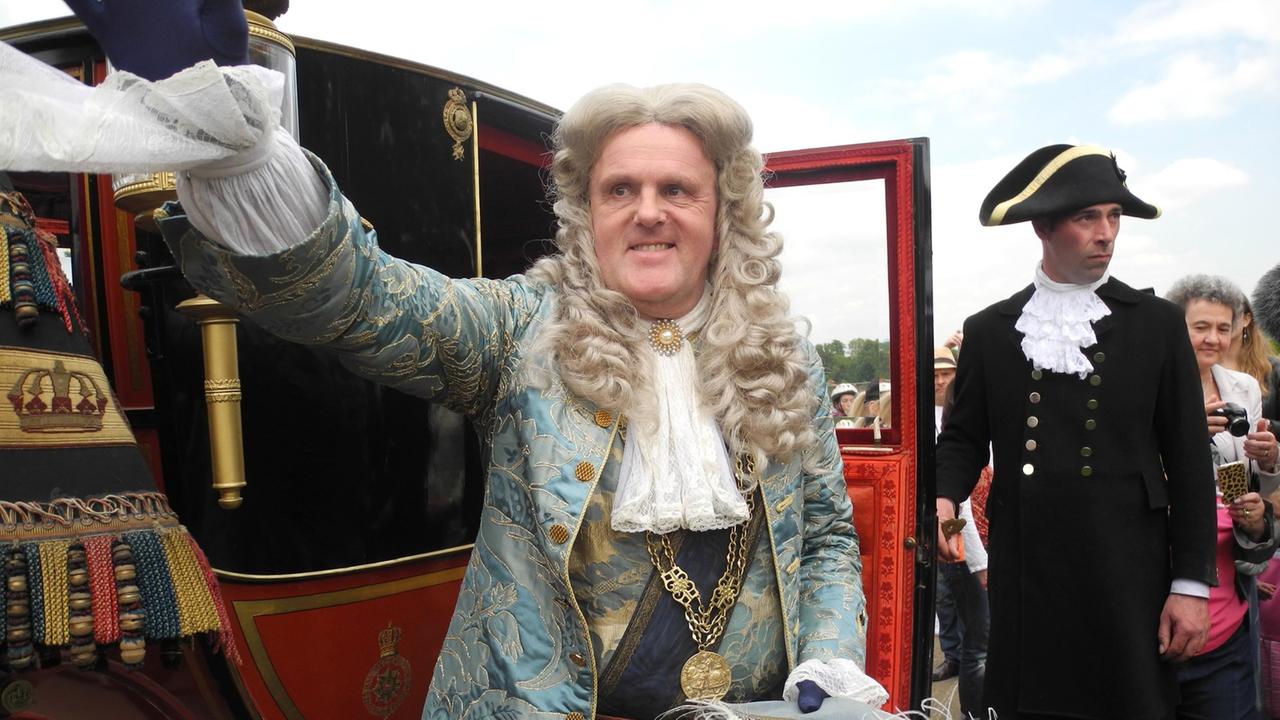 Laienschauspieler Wilhelm Lilje, verkleidet als Kurfürst Georg von Hannover, posiert am 16.05.2014 vor dem Kensington Palace in London, Großbritannien