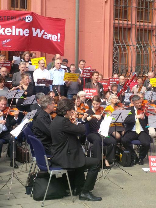Berufsmusiker aller großer öffentlich geförderten Orchester Deutschlands protestieren am 4.5.2015 bei einem Kurzaufttritt mit einer "Ode an die Politik" vor dem Kurfürstlichen Schloss in Mainz gegen den umstrittenen Freihandelspakt TTIP.