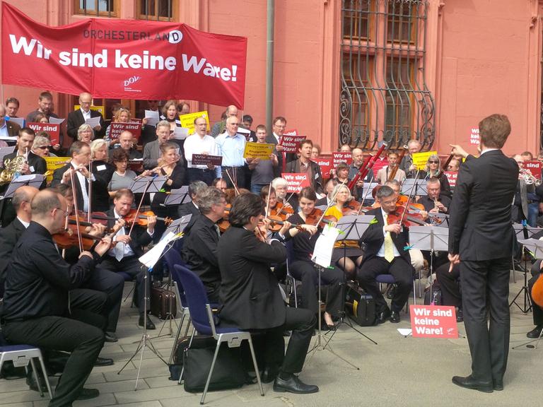 Berufsmusiker aller großer öffentlich geförderten Orchester Deutschlands protestieren am 4.5.2015 bei einem Kurzaufttritt mit einer "Ode an die Politik" vor dem Kurfürstlichen Schloss in Mainz gegen den umstrittenen Freihandelspakt TTIP.