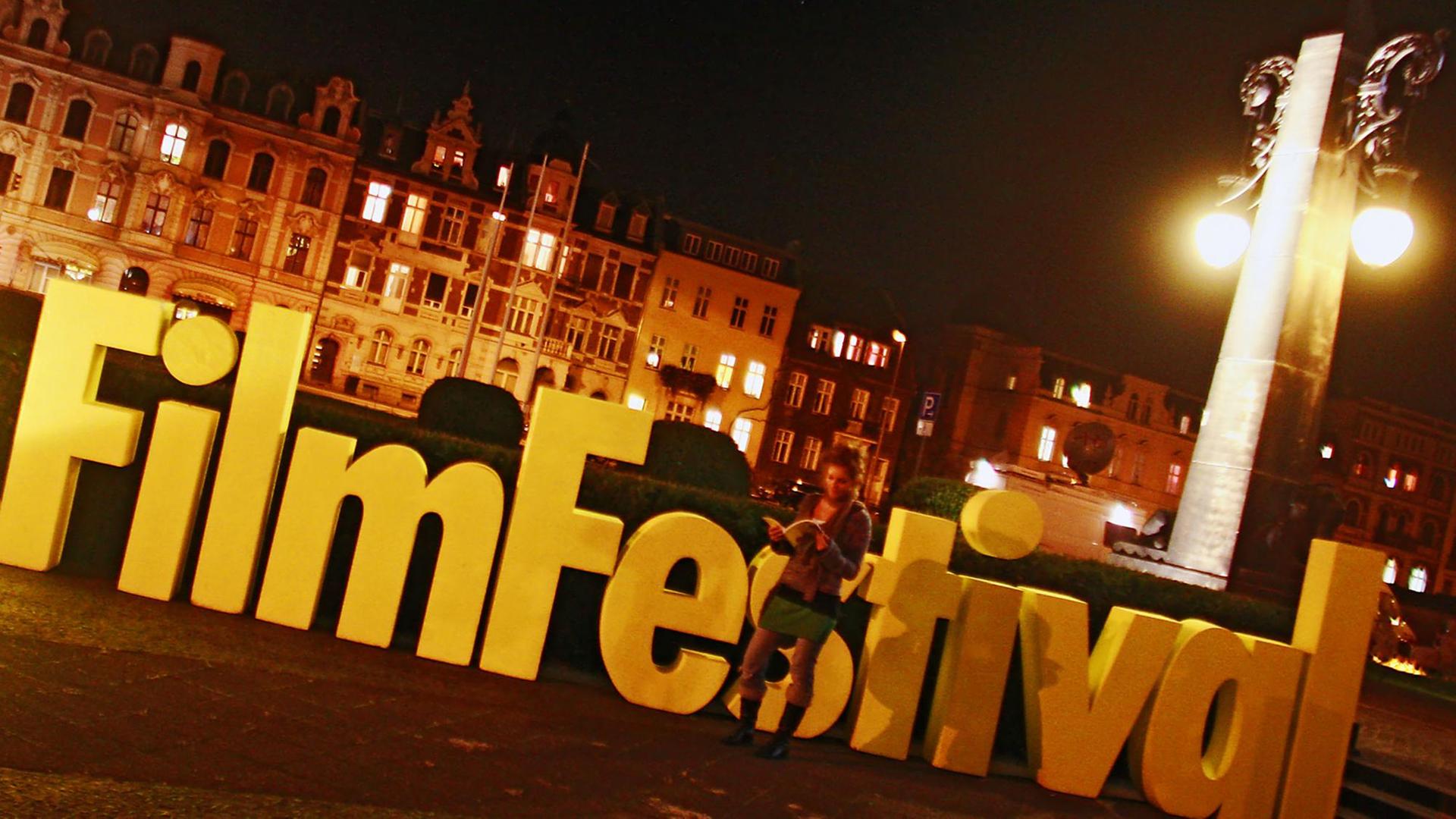 Das Logo des "Filmfestival Cottbus" bei Nacht
