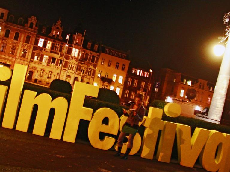 Blöich auf die Leuchtschrift "Filmfestival Cottbus" bei Nacht