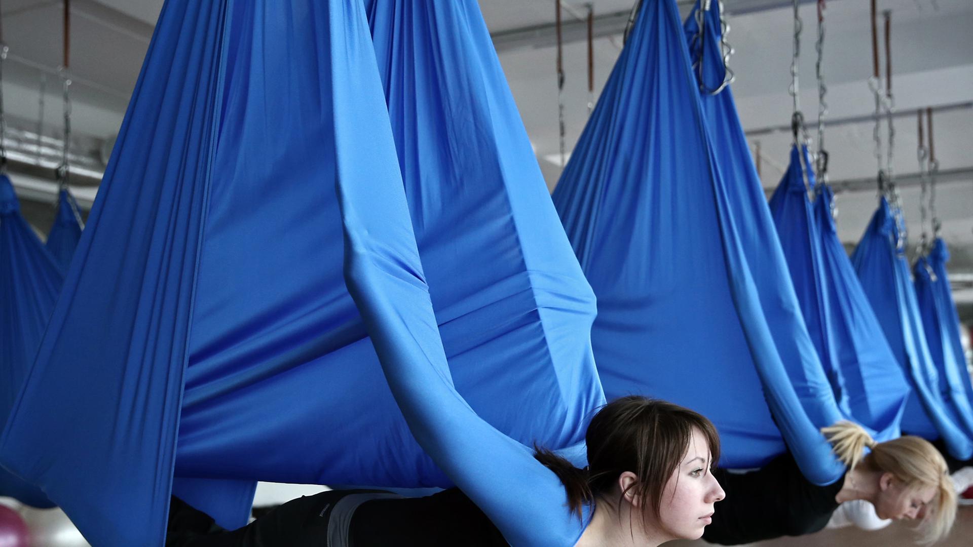 Russische Frauen probieren "Schwerelos-Yoga" aus. Russische Frauen probieren "Schwerelos-Yoga" aus.