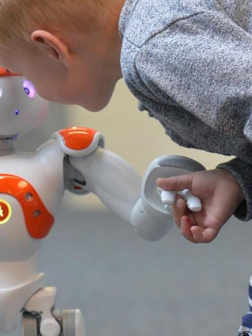 Der Roboter "Nao" mit einem Kind