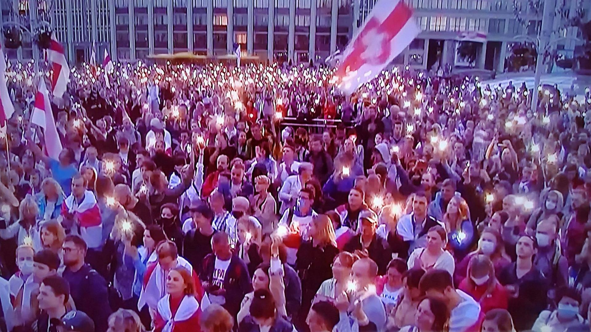Auf einem großen Platz in Minsk demonstrieren hunderte Menschen gegen Präsident Lukaschenko.