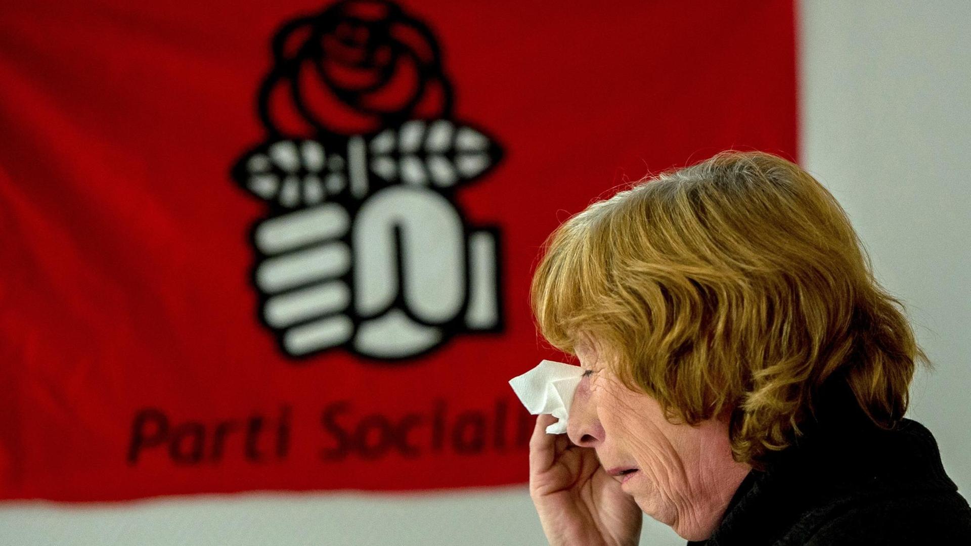 Eine Anhängerin des französischen "Parti Socialiste" weint angesichts der schlechten Ergebnisse der Partei bei den Regionalwahlen 2015 in Lille in Nordfrankreich