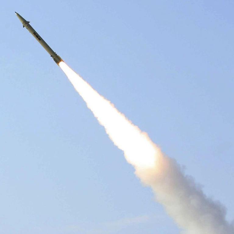 Das Bild zeigt eine iranische Fateh-110 Boden-Boden-Rakete