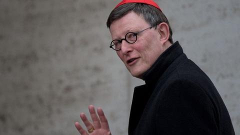 Der neue Kölner Erzbischof Rainer Maria Woelki winkt in die Kameras.