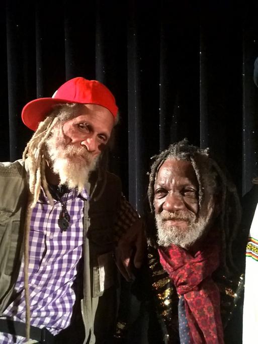 Drei Reggaemusiker von "Inna De Yard" im Studio von DLF Kultur