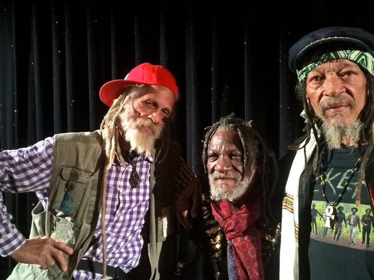 Drei Reggaemusiker von "Inna De Yard" im Studio von DLF Kultur