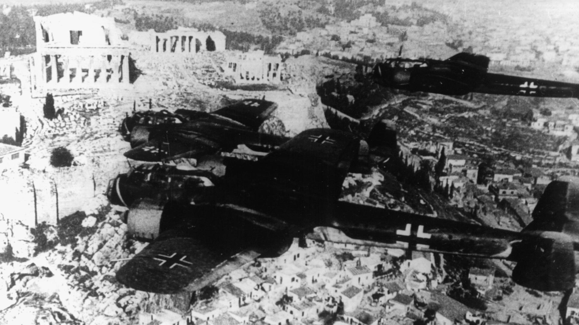 Luftaufnahme von mehreren Kampfflugzeugen über der Akropolis in Athen. Schwarzweiß-Aufnahme.