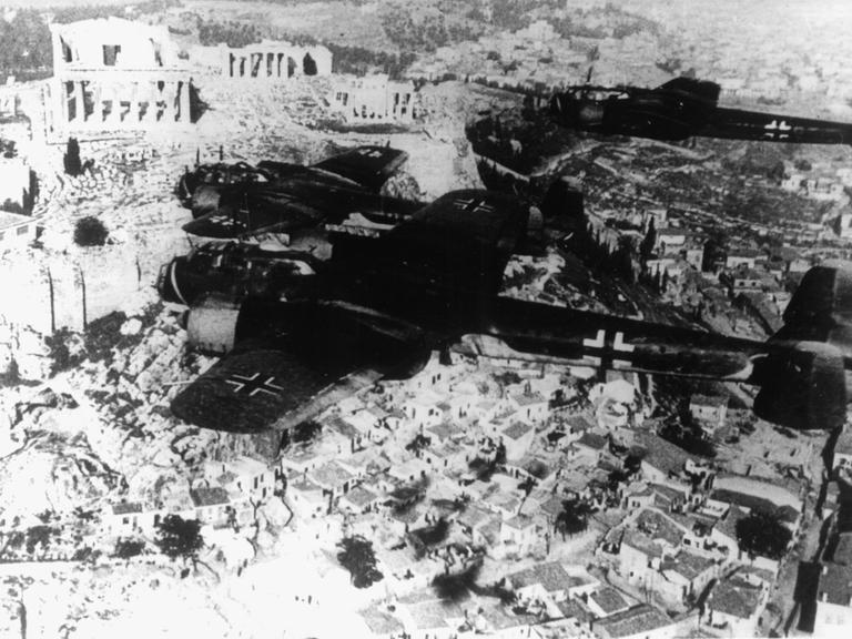 Luftaufnahme von mehreren Kampfflugzeugen über der Akropolis in Athen. Schwarzweiß-Aufnahme.