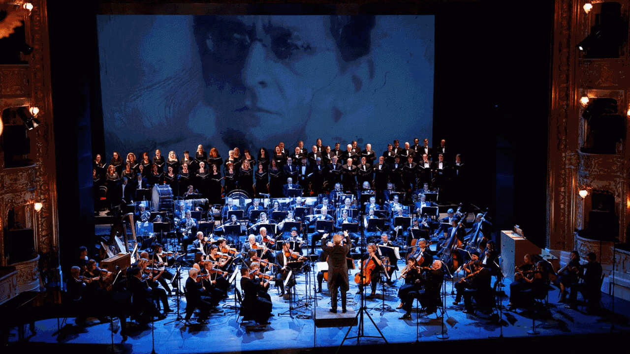 Das Bildnis von Alexander Zemlinsky hinter dem Chor und dem Orchester der Staatsoper Prag am 30.08.2020 im Eröffnungskonzert zu Musica Non Grata
