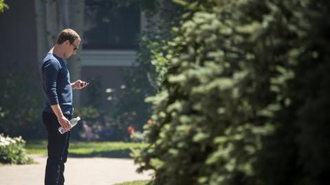 Mark Zuckerberg, CEO von Facebook, überprüft sein Telefon während der jährlichen Sun Valley-Konferenz am 13. Juli 2018 in Sun Valley, Idaho.