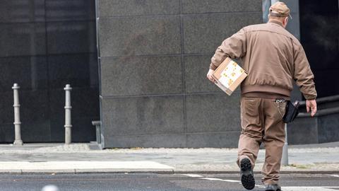 Paketbote der Firma UPS bei der Lieferung eines Paketes, aufgenommen 2018 in Berlin.