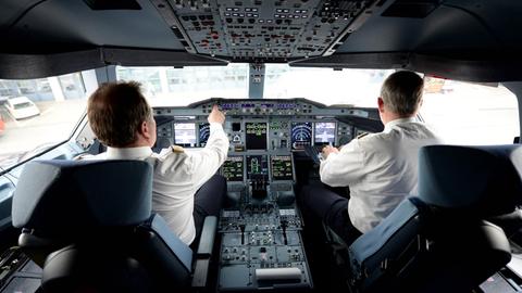Zwei Piloten sitzen in Hamburg im Cockpit eines Lufthansa-Airbus A380.