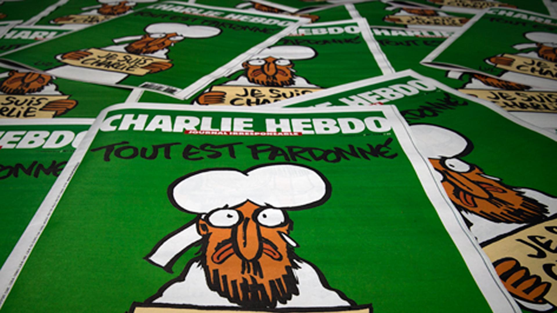 Viele Ausgaben der neuen Ausgabe von Charlie Hebdo auf einem Tisch.