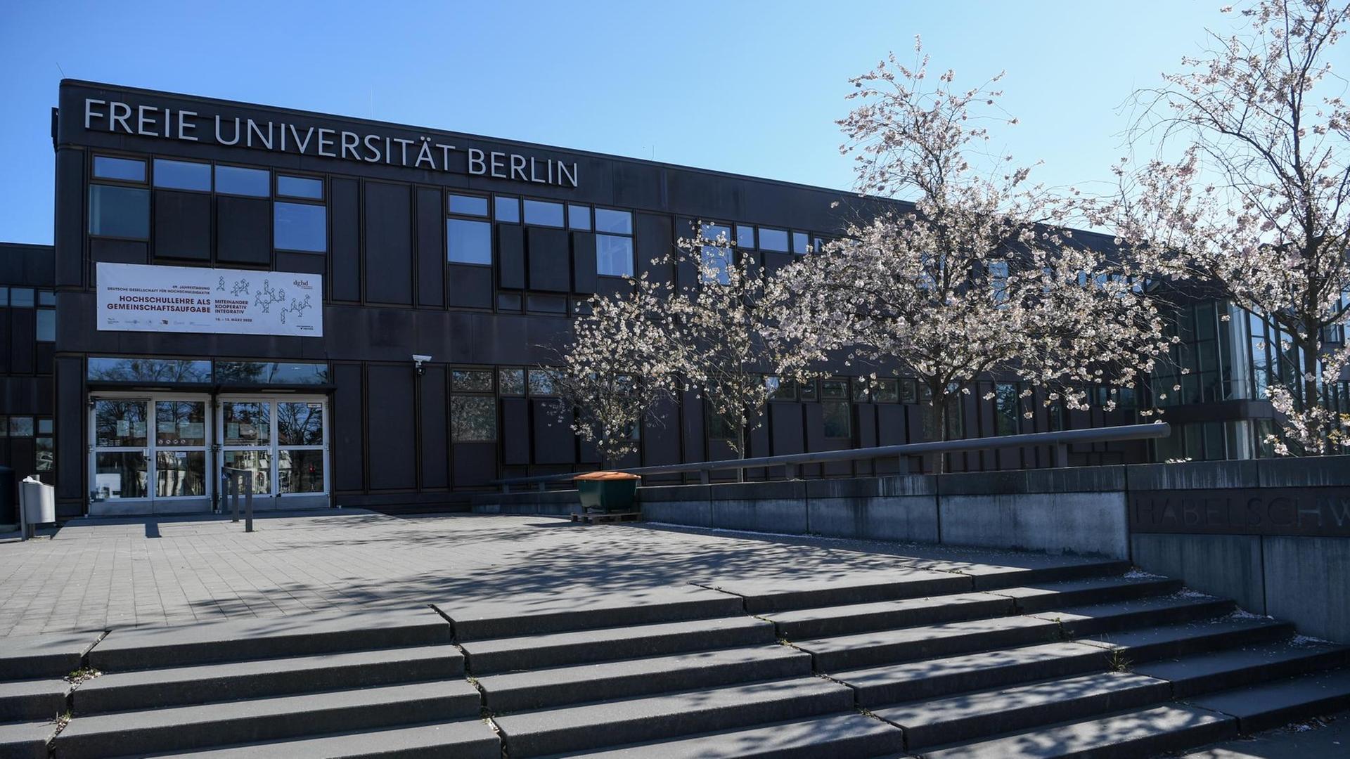 Das Foto zeigt das Gebäude der Freien Universität Berlin in Dahlem. Die sogenannte "Rostlaube" wurde von den Architekten Candilis, Josic und Woods entworfen und 1967 bis 1973 gebaut. Das Foto zeigt das Gebäude der Freien Universität Berlin in Dahlem. Die sogenannte "Rostlaube" wurde von den Architekten Candilis, Josic und Woods entworfen und 1967 bis 1973 gebaut.