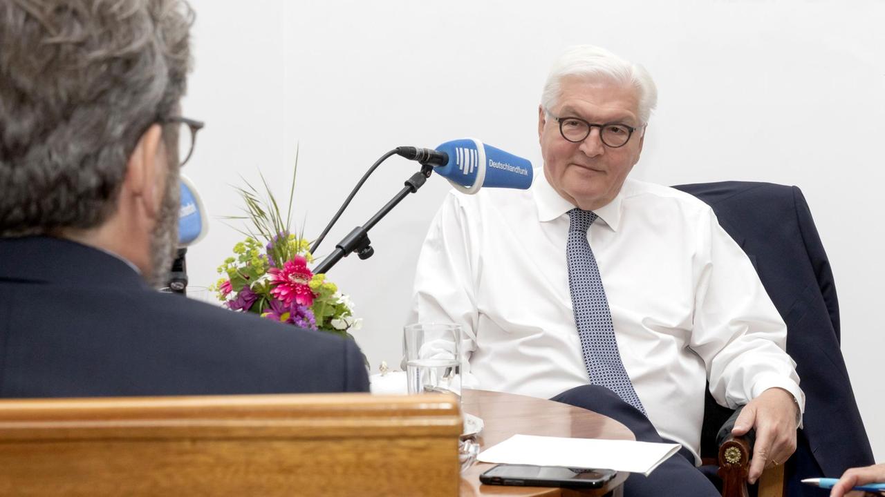 Frank-Walter Steinmeier beim Interview mit Dlf-Hauptstadtstudioleiter Stephan Detjen in der Villa Hammerschmidt in Bonn