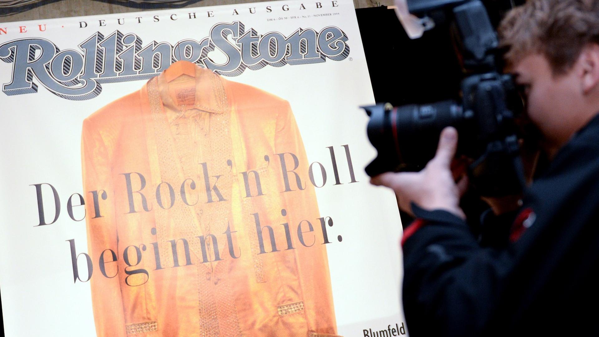 Ein Mann fotografiert zur der 20 Jahre Feier des Musik-Magazins "Rolling Stone" die erste Ausgabe.