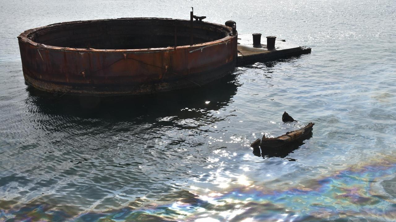Ein Ölfilm schwimmt am 23.04.2015 auf dem Meer vor Pearl Harbour, Hawaii (USA). Das Öl tritt auch nach 75 Jahren noch aus dem Wrack der USS Arizona im Marinestützpunkt Pearl Harbor auf Hawaii aus. 