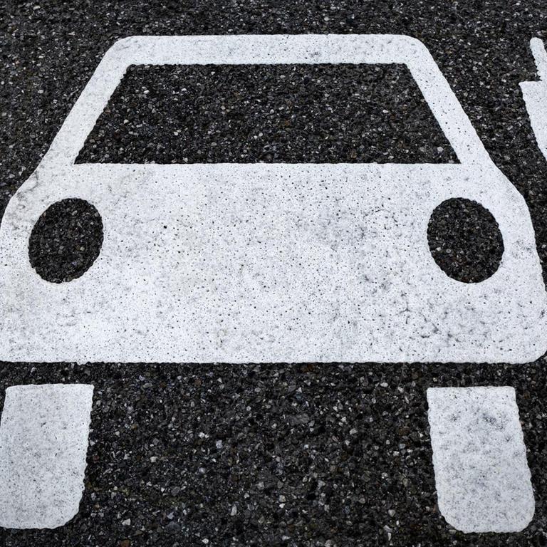 Piktogramm auf dem Boden für eine Tankstelle für Elektroautos.