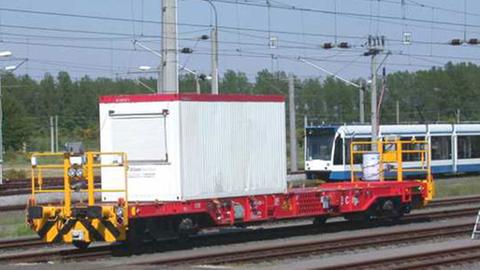 Der CargoMover transportiert ferngesteuert Güter über das Schienennetz der Bahn - ganz nach Wunsch des Kunden.