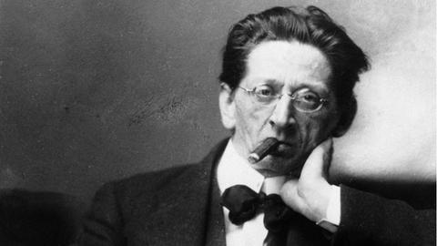 Eine undatierte schwarz-weiß Porträtaufnahme des österreichischen Komponisten Alexander Zemlinsky