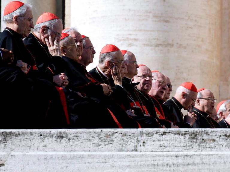 Katholische Kardinäle während der letzten Audienz von Papst Benedikt XVI.