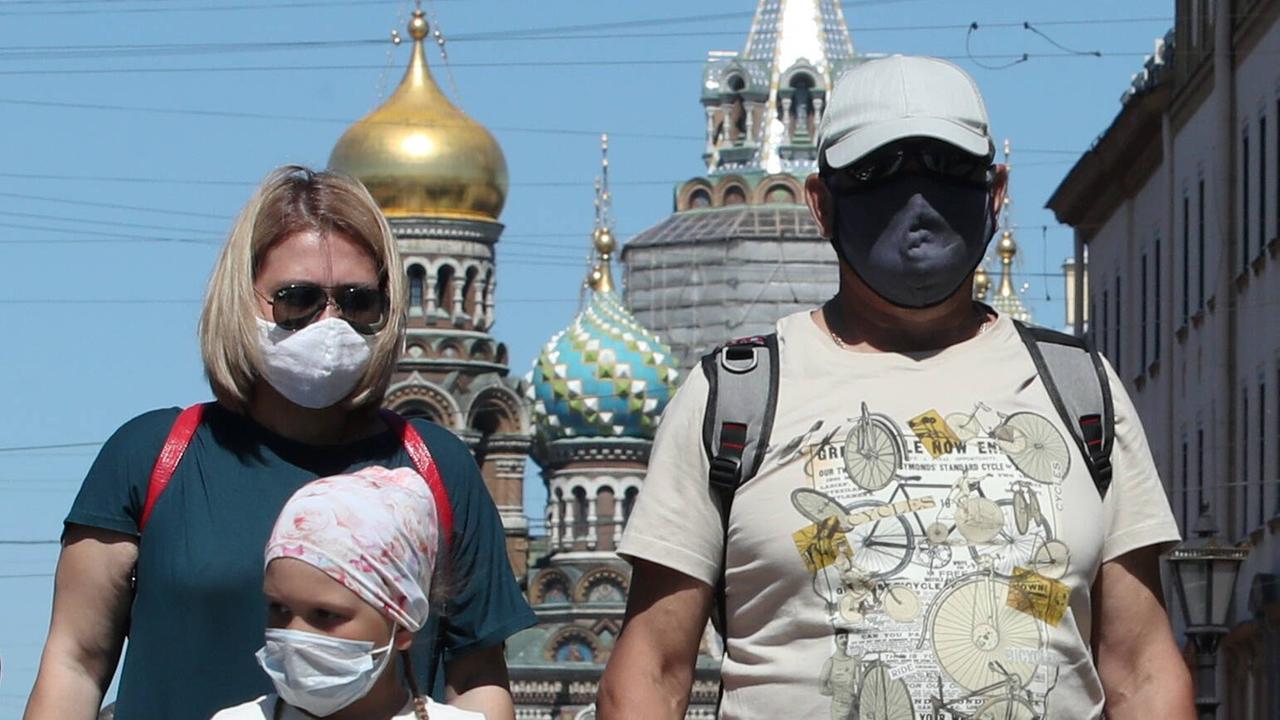 Passanten mit Corona-Schutzmasken in St. Petersburg. 