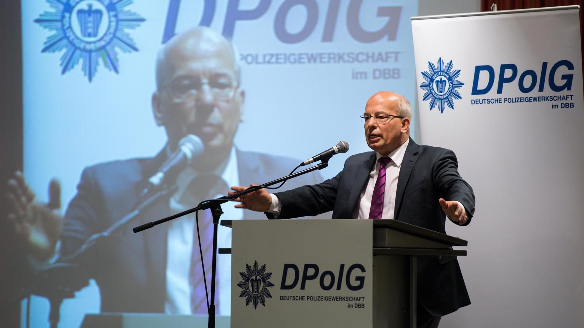 Rainer Wendt, Bundesvorsitzender der Deutschen Polizeigewerkschaft, spricht beim Landeskongress der DPolG in Berlin.