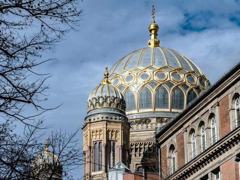 Blauer Himmel rahmt die Neue Synagoge in der Oranienburger Straße in Berlin ein.